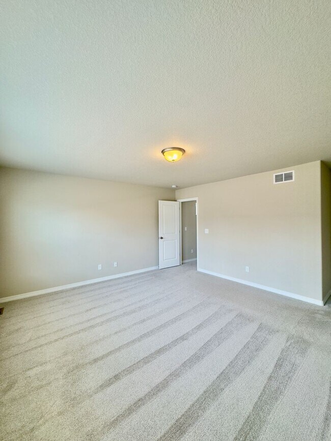 Building Photo - 3 Bedroom 2.5 bath 2 car garage with centr...
