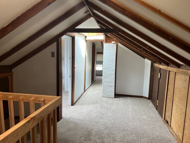 Building Photo - Beautifully updated 3 bedroom 1 bath duple...