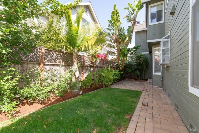 Building Photo - 23 Baypoint Dr