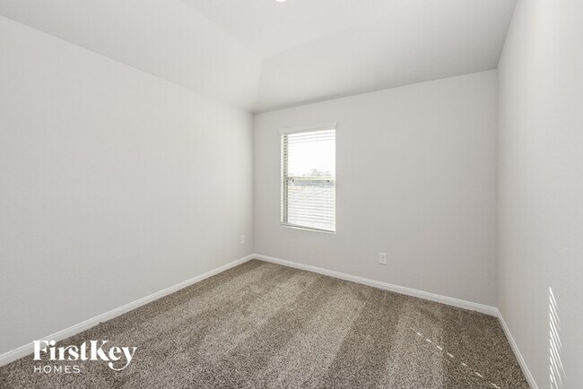 Building Photo - 25590 Roy Rogers Rd