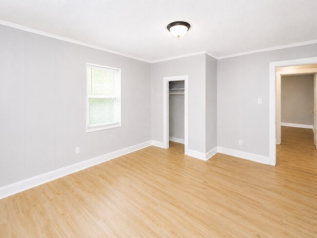 Building Photo - Bright 3-Bedroom Home with Covered Porch, Fireplace & Wooded Backyard