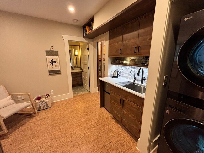 Building Photo - 4Bd/2.75Ba Seattle Home