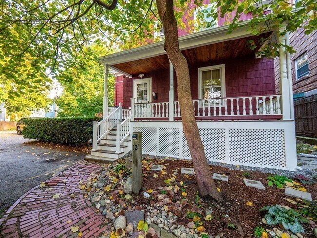 Building Photo - 12 Adella Pl
