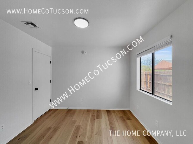 Building Photo - 2525 N Fair Oaks Ave