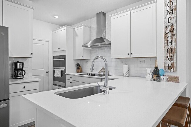 Building Photo - NEW TOWNHOME