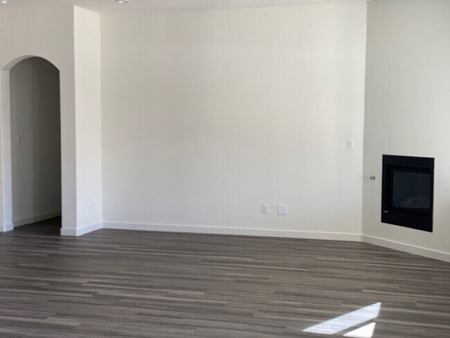 Building Photo - Stunning 4 Bed/3 Bath Belcourt Seven Oaks Home w/ $0 Deposit Option & More