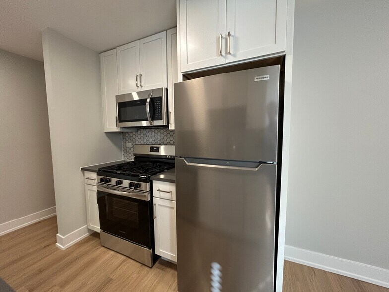 Building Photo - 540 W Aldine Ave