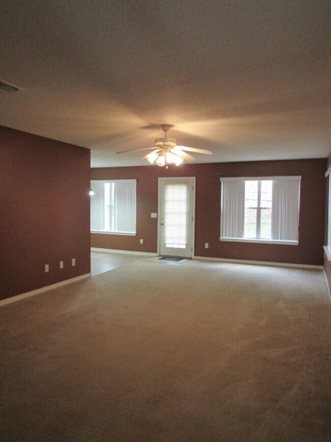 Building Photo - Centrally located with easy access to base...