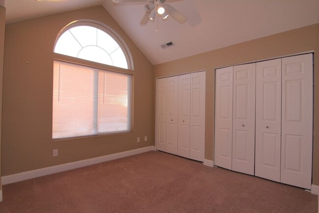 Building Photo - Beautifully Renovated Large 4 bedroom Dupl...
