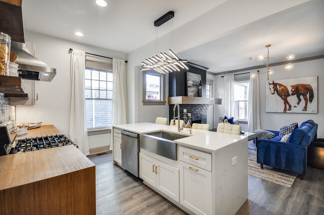 Building Photo - Spacious Renovated 1/1 Midtown Condo Walki...