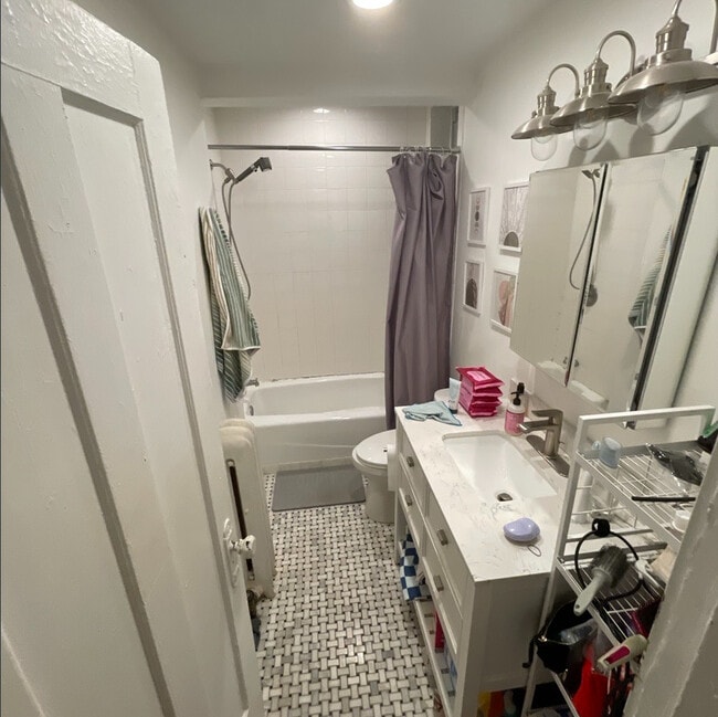 Building Photo - 685 W Wrightwood Ave