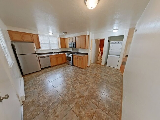 Building Photo - 3 Bedroom Campus House