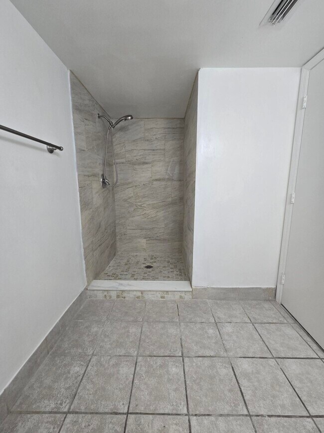 Building Photo - 1400 Crestwood Ct S