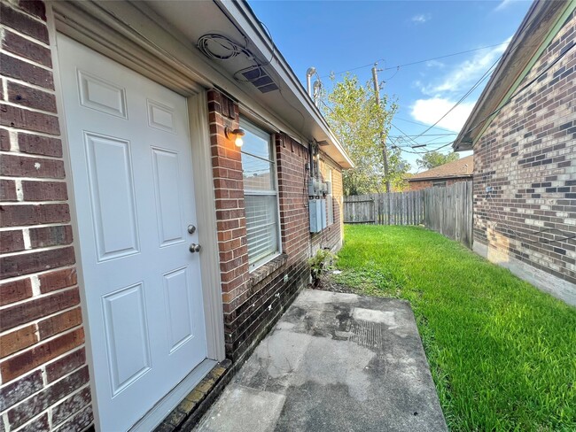 Building Photo - 4021 Avenue Q 1/2