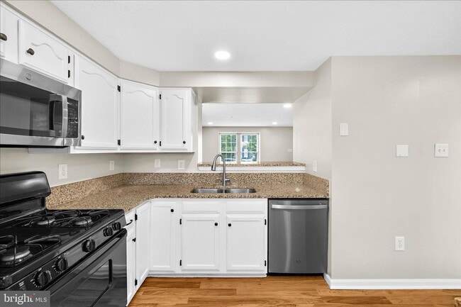 Building Photo - Beautiful End Unit Townhome in Bluffs At Deep Creek!