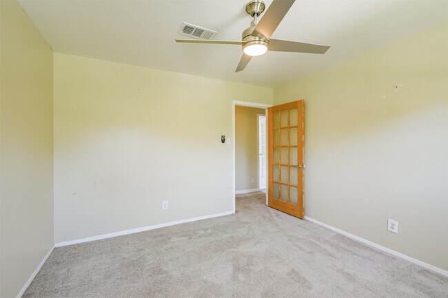 Building Photo - 201 Meadowlawn St