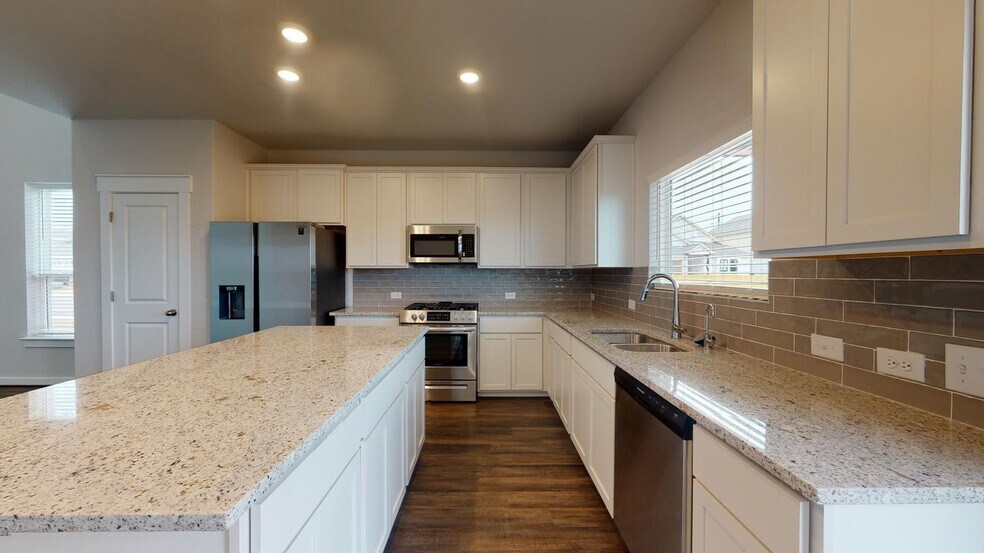 Building Photo - Gorgeous New Braunfels home with large fenced yard