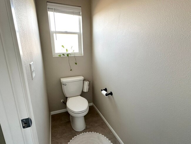 Building Photo - Stunning Stewart Crossing Home!