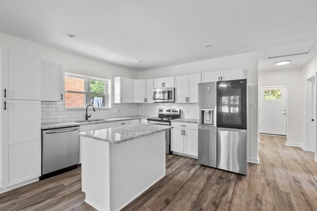Building Photo - Spacious 3 bed, 2 bath renovated home next...