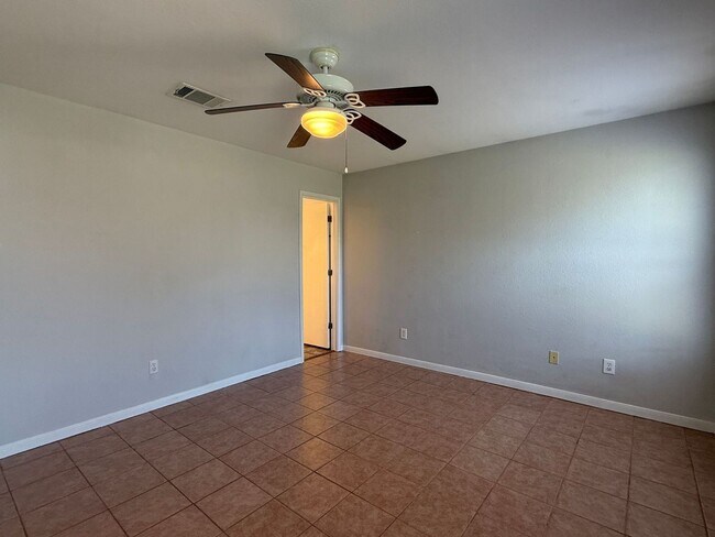 Building Photo - 1820 Fleetwood Dr