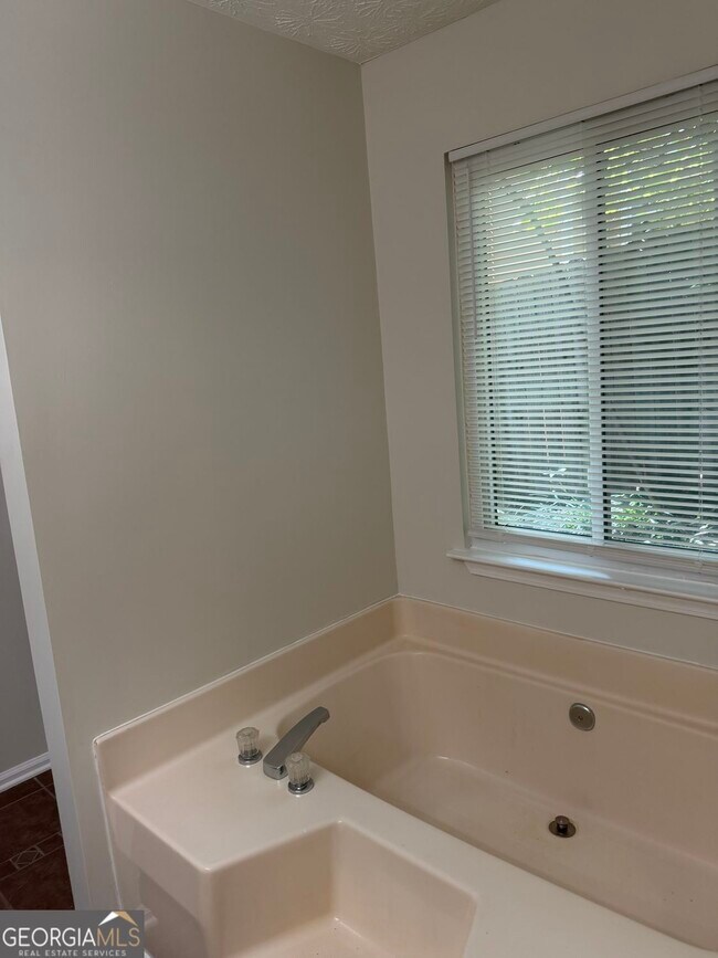 Building Photo - 1819 Cres Hill Dr NW