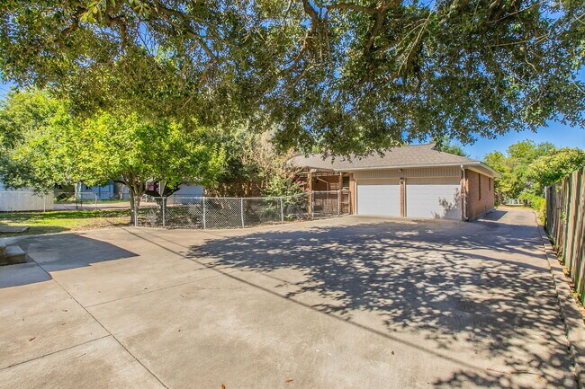 Building Photo - 5220 Lake Charles Dr