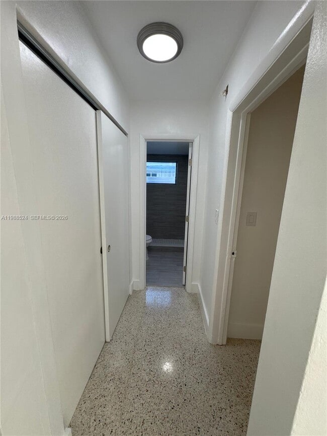 Building Photo - 619 SW 7th Ave