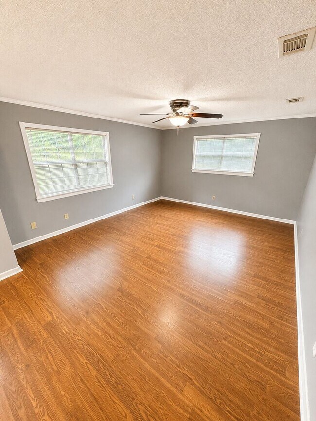 Building Photo - Haughton Home!