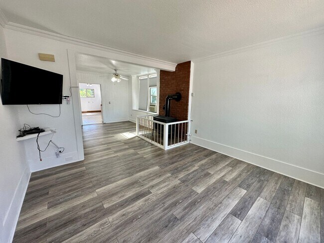 Building Photo - Remodeled Downtown Ellensburg Home