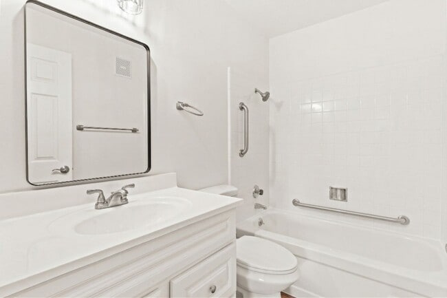 Building Photo - Modern 2-Bedroom Condo with Pool and Koi Pond Views