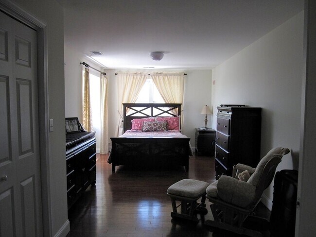 Building Photo - 120 Wyllis Ave