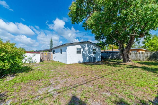 Building Photo - 5840 NE 1st Terrace