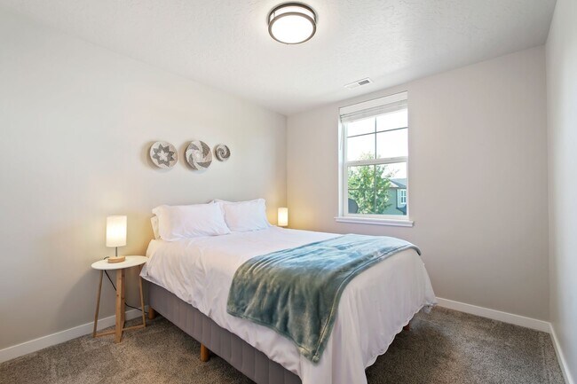 Building Photo - 4 bedroom, 3 bathroom Home located in the heart of Meridian!