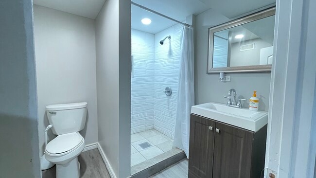 Building Photo - 6511 S Vernon Ave