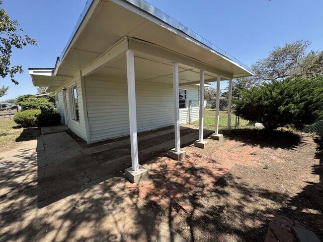 Building Photo - 904 E Stanford St