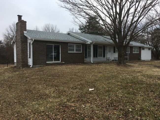 Building Photo - 5 Bedroom, 2.5 bath house with detached large garage.