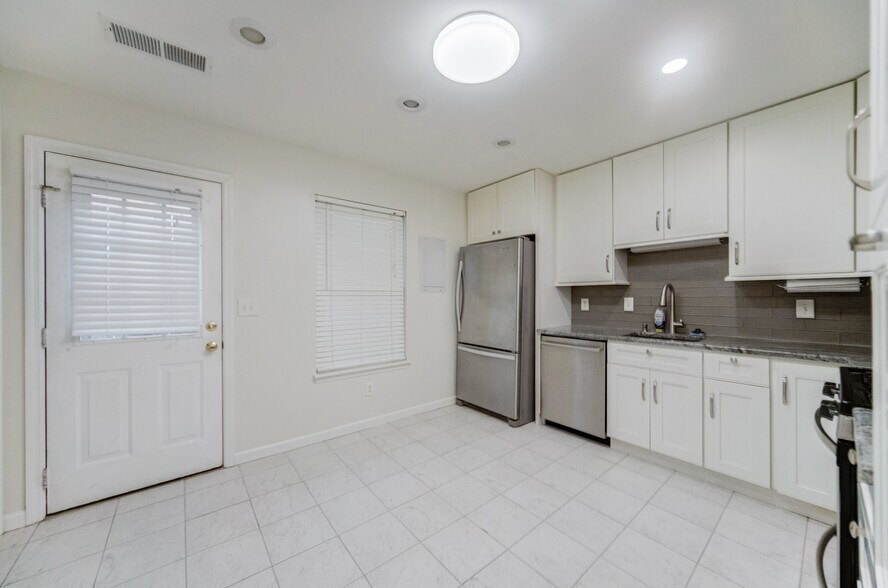 Building Photo - 250 Sanders Ferry Rd