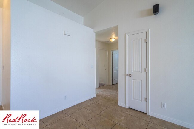 Building Photo - Inviting 3-Bedroom Home with Garage and Private Backyard