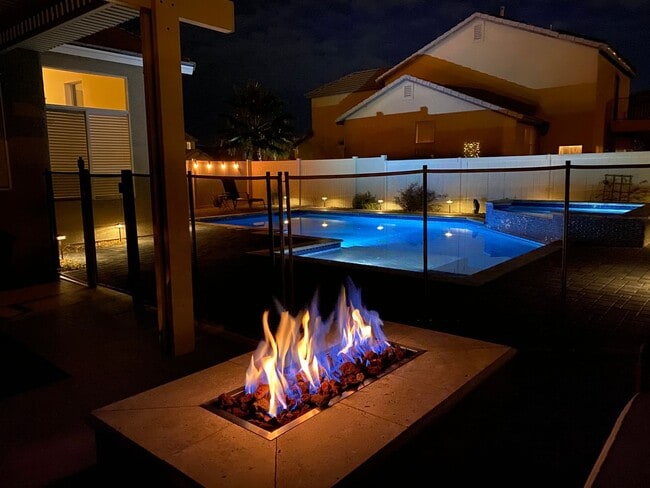 Building Photo - ENJOY THIS STUNNING 3 BEDROOM WITH A TRANQ...