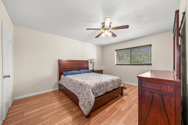 Building Photo - 2615 NE 1st Ct