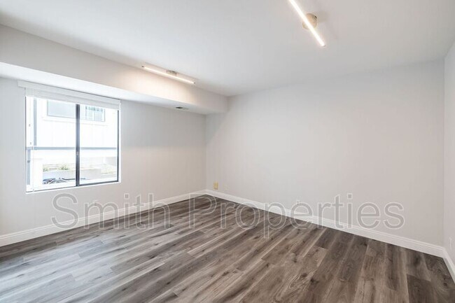 Building Photo - 604 N Irena Ave