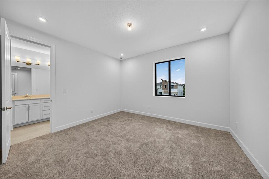 Building Photo - 2722 NW 87th Ter