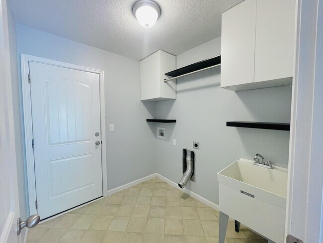 Building Photo - 1020 Saint Charles Way