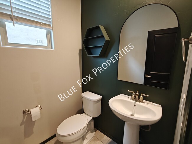 Building Photo - 897 West Calle Zoca