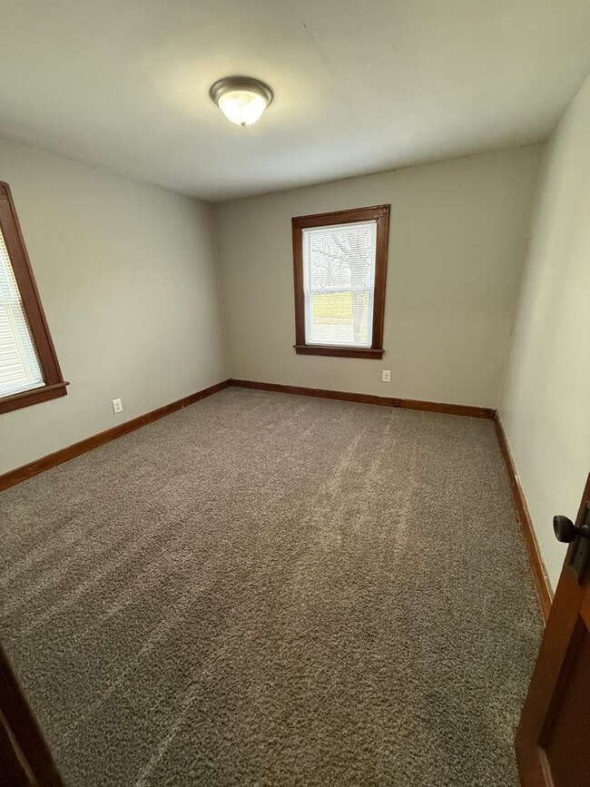 Building Photo - 3B / 1B home with over 1200 square feet!