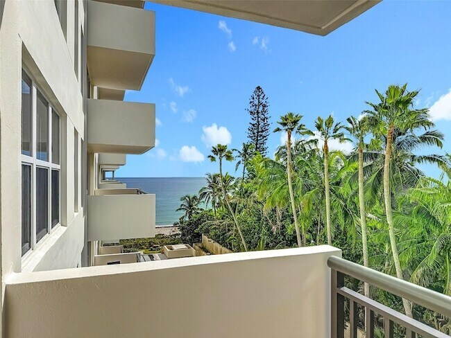 Building Photo - 1147 Hillsboro Mile Unit 506