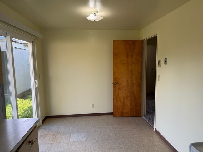 Building Photo - Nice single level 2 bedroom 1 bath house in Springfield!