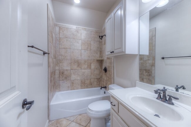 Building Photo - 11841 S Pittsburg Ave