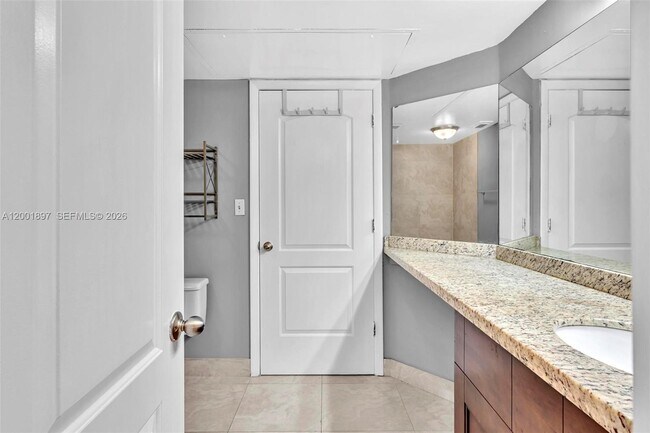 Building Photo - 2851 N Oakland Forest Dr