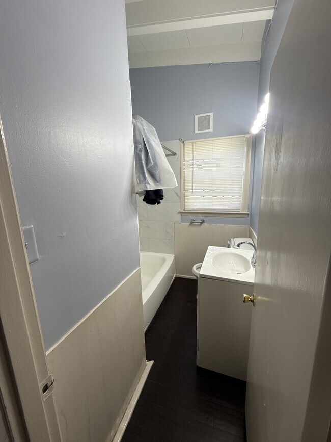 Building Photo - 1009 Hampton St NW